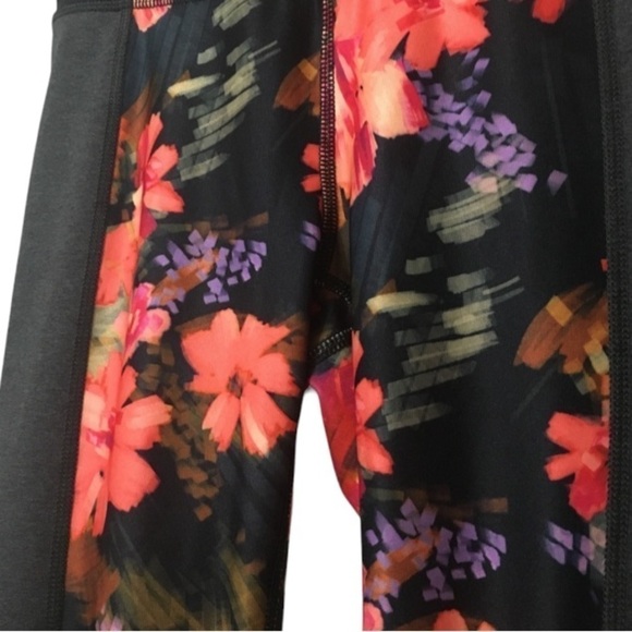 Joy Lab Activewear floral & black Capri size xs - Picture 4 of 7